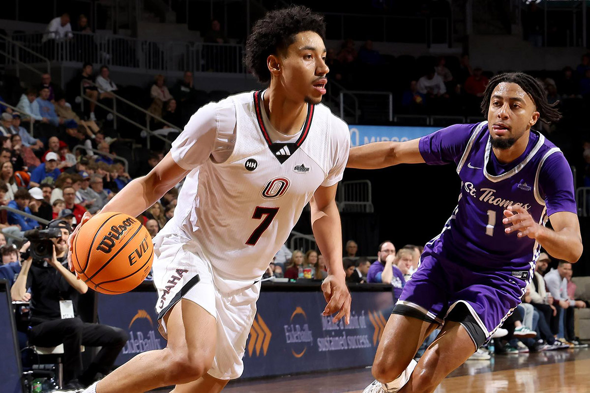 The Omaha Mavericks compete against St. Thomas.